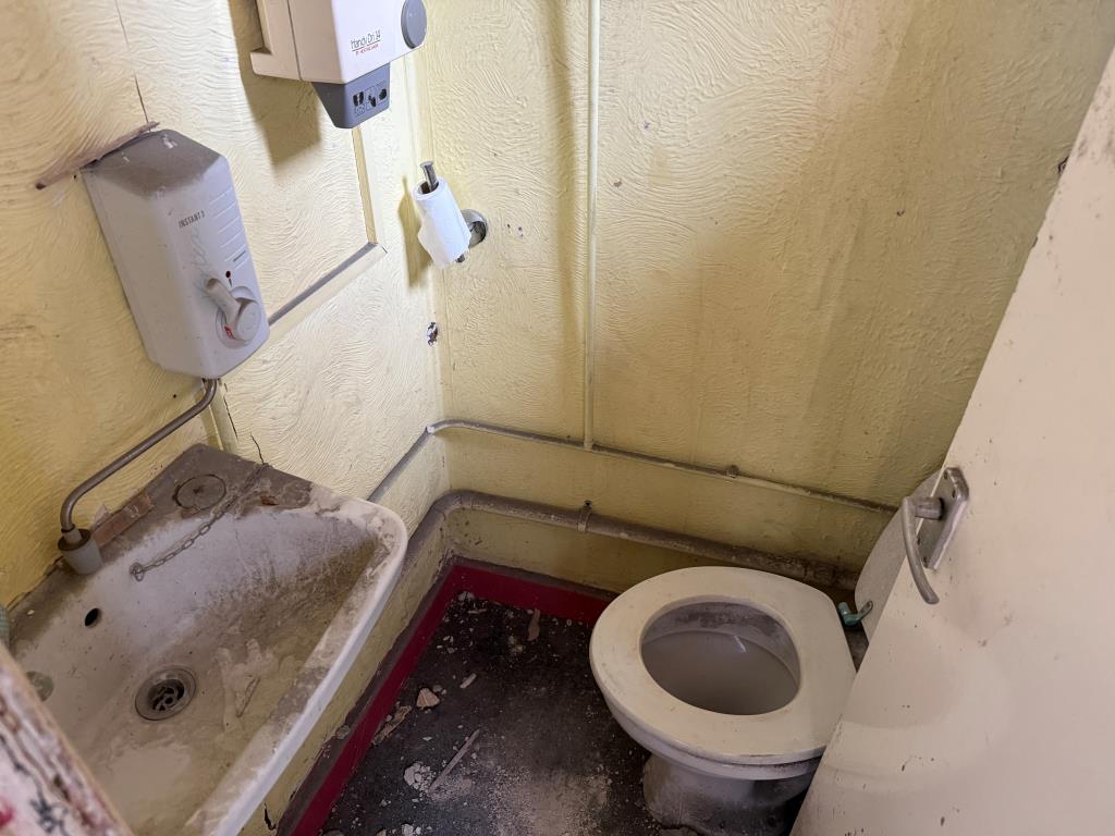 Lot: 52 - FREEHOLD SHOP AND UPPER PARTS IN NEED OF COMPLETE REFURBISHMENT - First floor WC with fitted white units